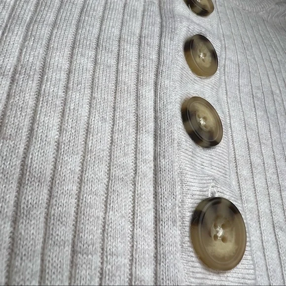 American Eagle Creme sweater - Picture 7 of 10